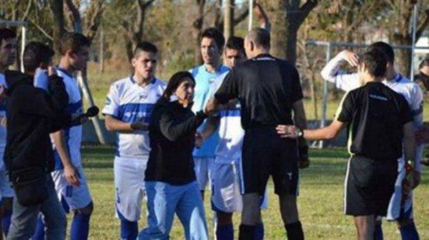 Una doctora detuvo un partido de fútbol