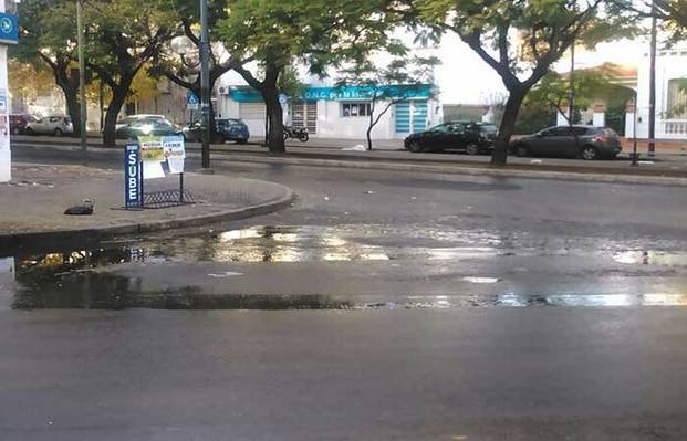 Quejas de vecinos por una pérdida de agua en diagonal 73 y 49