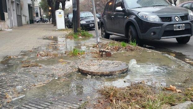 Crecen los reclamos por tremendo 
desborde cloacal frente a Plaza Paso