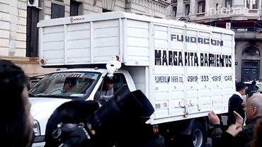 Denuncian agresión de La Cámpora contra camión que recibía donaciones