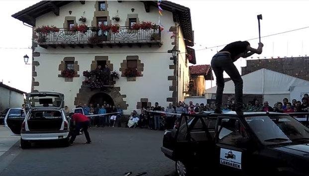 El deporte que es sensación: cortar autos con hachas