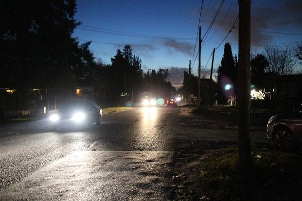 Luces prendidas de día y calles oscuras de noche
