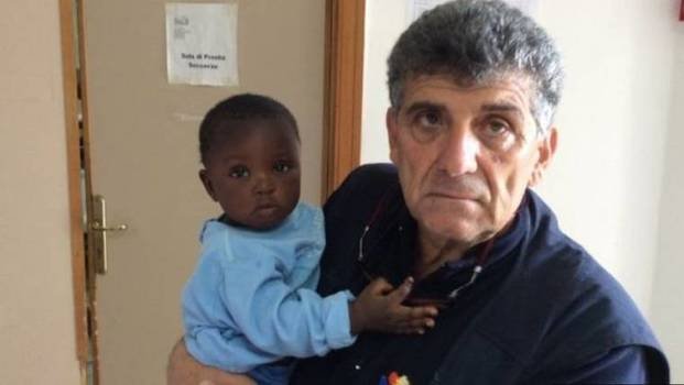 Italia conmovida por una beba refugiada que quedó huérfana