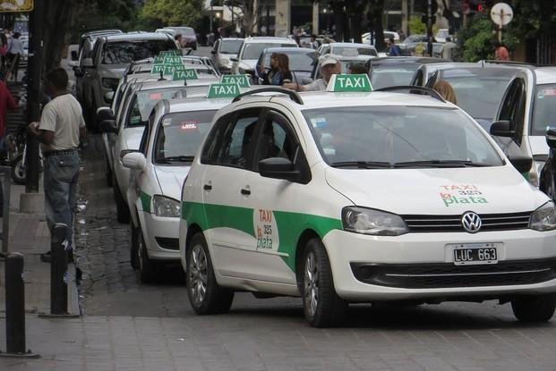 Fuertes contrapuntos políticos por la tarifa de los taxis en La Plata