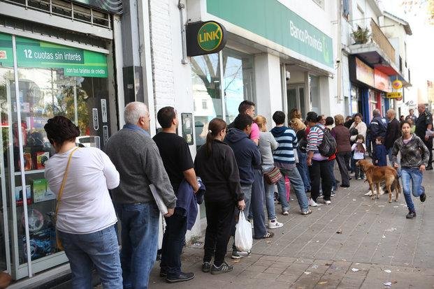 Piden más cajeros en la periferia, donde sacar plata es un trastorno
