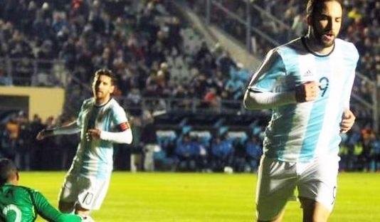Higuaín avanzó en la tabla de goleadores históricos de la Selección; Bati, el mejor