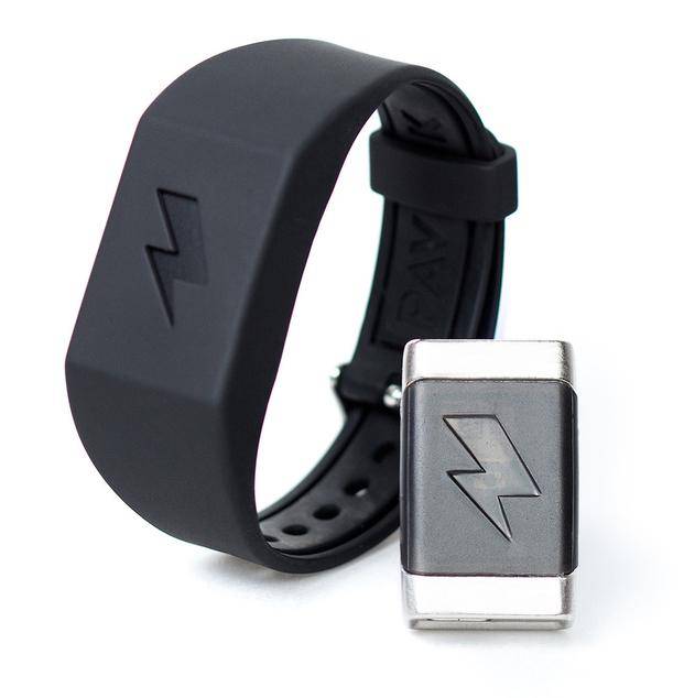 Una pulsera envía descargas eléctricas para fomentar el ahorro