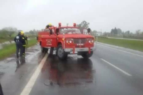 Susto por un coche que se incendió en ruta 2