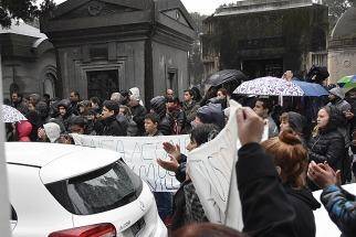 El último adiós entre aplausos   y reclamos