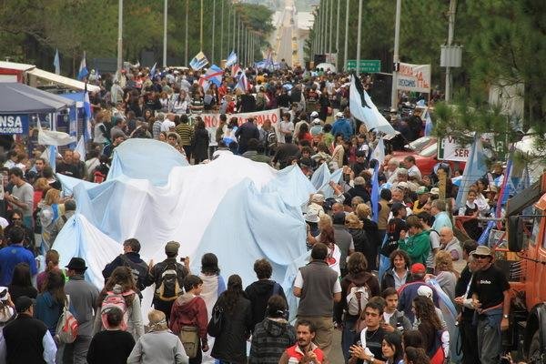 Piden al Gobierno que defina postura por Botnia