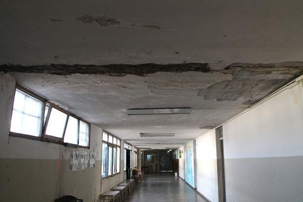 Recursos dispersos y decisiones postergadas  mantienen en jaque a los edificios escolares