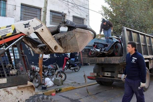 Trasladan cientos de motos incautadas en operativos viales