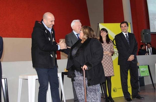 Firman escrituras para 500 familias