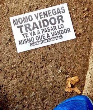 Panfletos con amenazas al Momo Venegas
