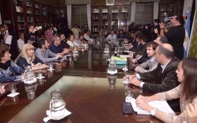 Docentes: Gobierno mejoró oferta, pero los gremios la rechazaron