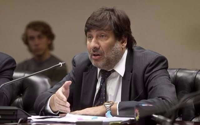 Freiler compró un auto de alta gama con cheques de un empresario acusado de lavado