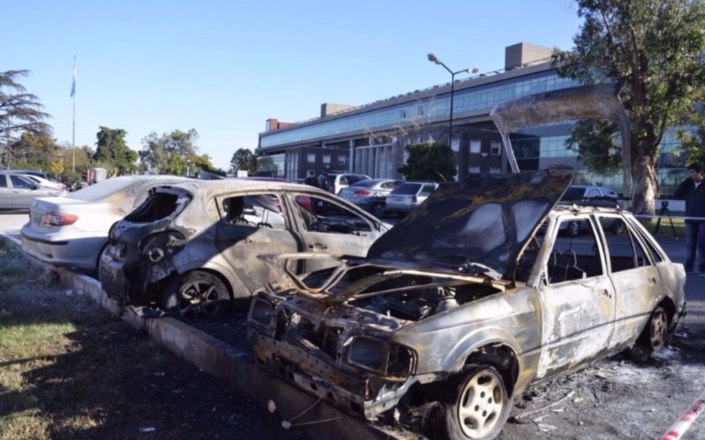 Tras el presunto ataque de “quemacoches” desde el Posadas advierten que “continuarán trabajando”