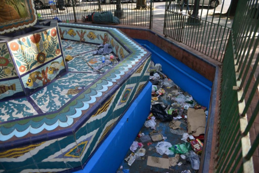 Se armó un basurero público en la fuente de San Ponciano