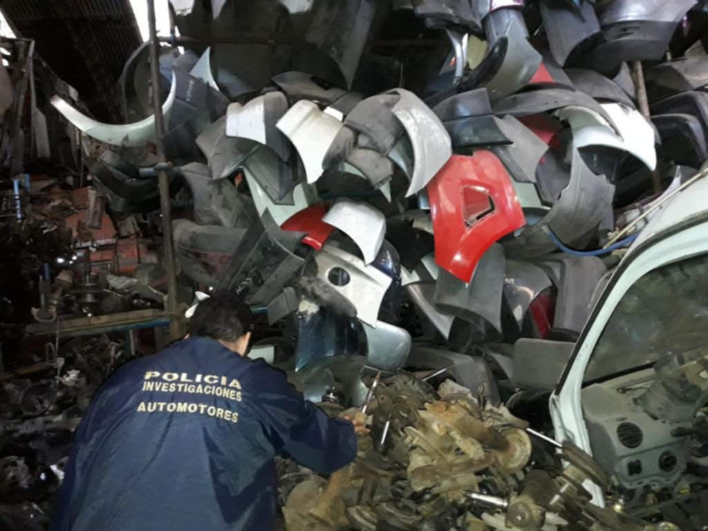 Clausuraron un taller, incautaron 4 mil autopartes y hubo 3 demorados