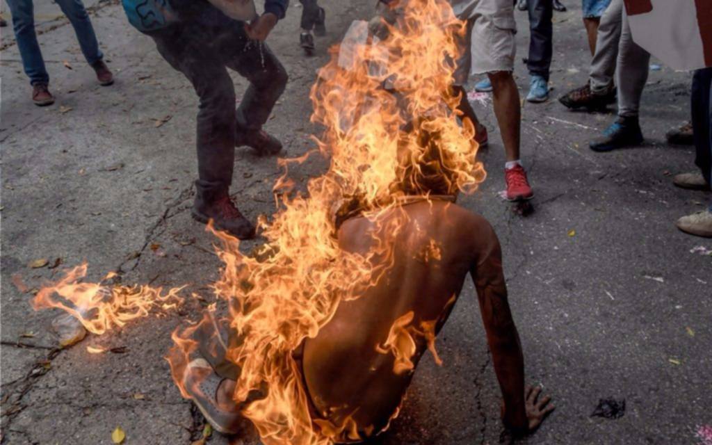 Un hombre se prende fuego durante las protestas en Caracas