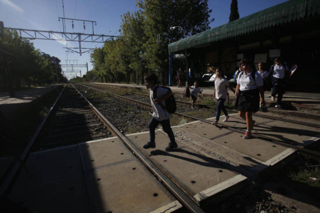 En la estación Pereyra, los trenes y las obras siguen pasando de largo