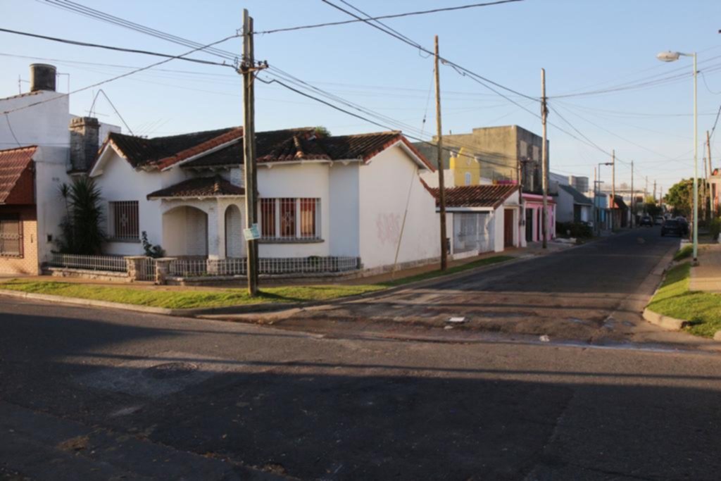 Ataron a un matrimonio y su hijo en una vivienda de Ringuelet