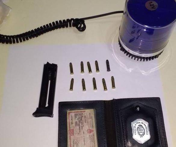 Lo sorprendieron con elementos de policía y la patente tapada
