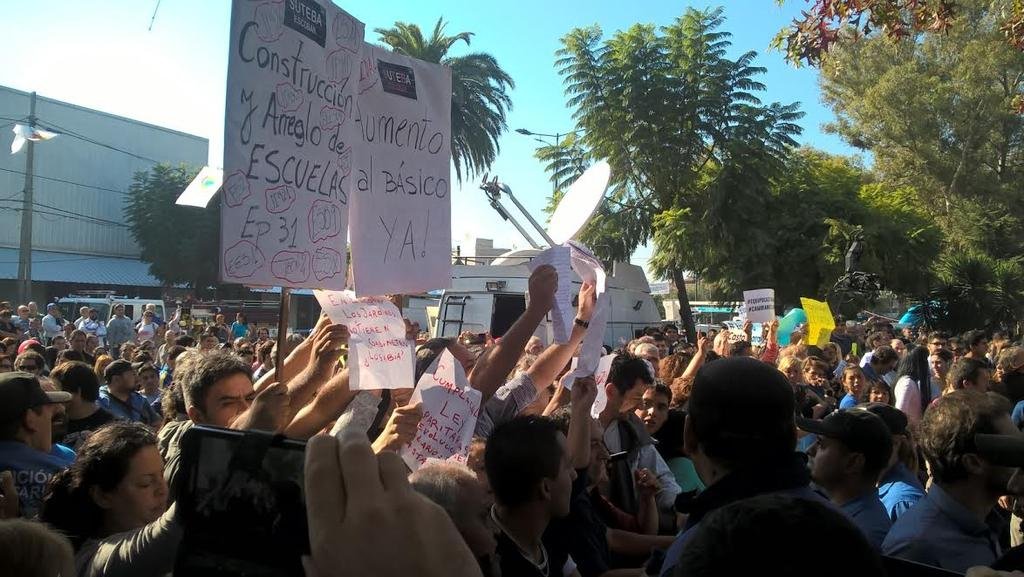 Vidal afrontó una protesta de docentes en un acto en Escobar