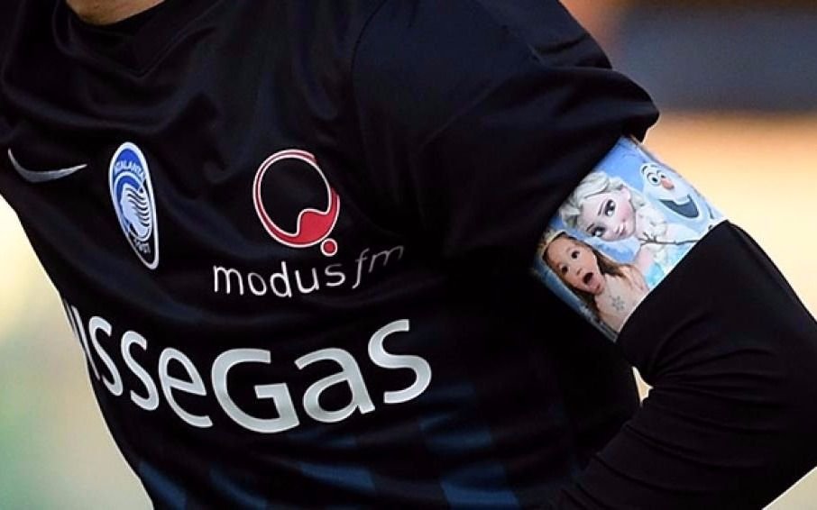 Los brazaletes de capitán de un jugador argentino son furor en las redes