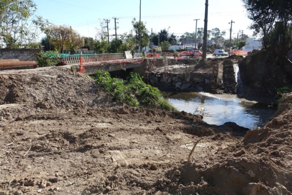 Rompen un caño en una obra y dejan sin agua a barrios de la zona norte