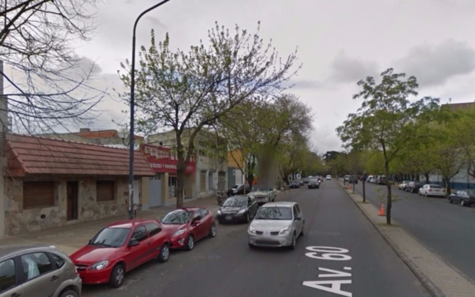 Balearon a un joven para robarle la moto en el centro platense