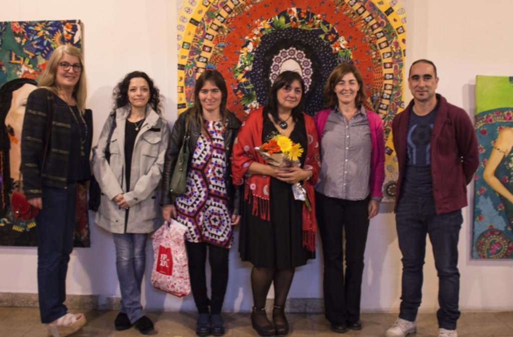 Presentan exposición de artista plástica en la UDE