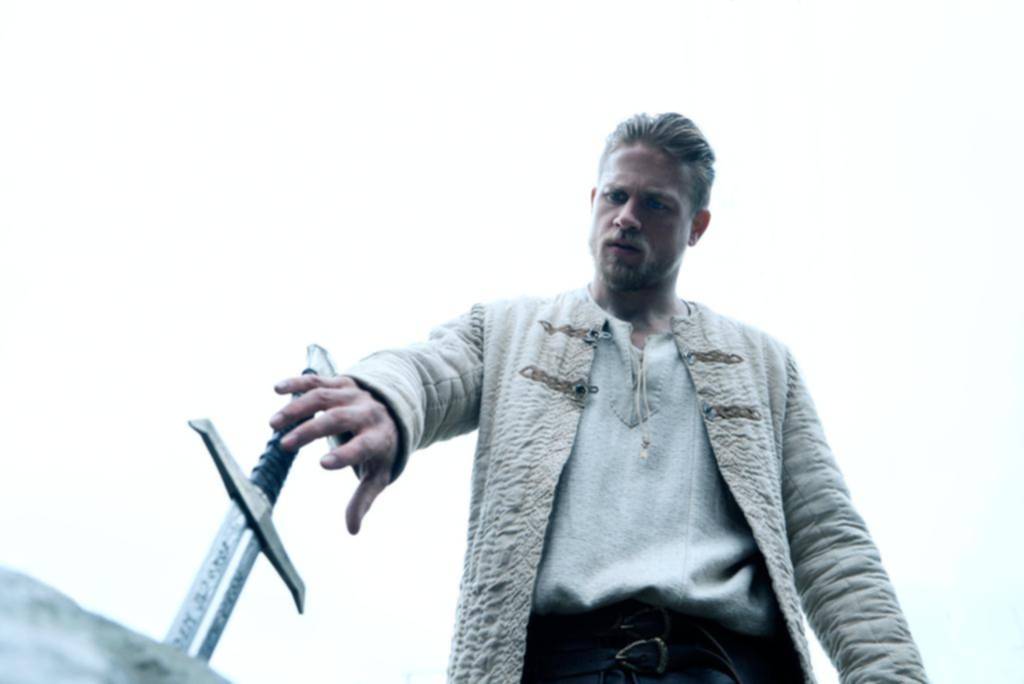 Charlie Hunnam: de motoquero a rey