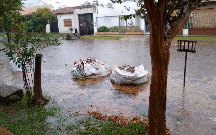 Llueve en la Región y ya hay zonas anegadas por la acumulación de agua