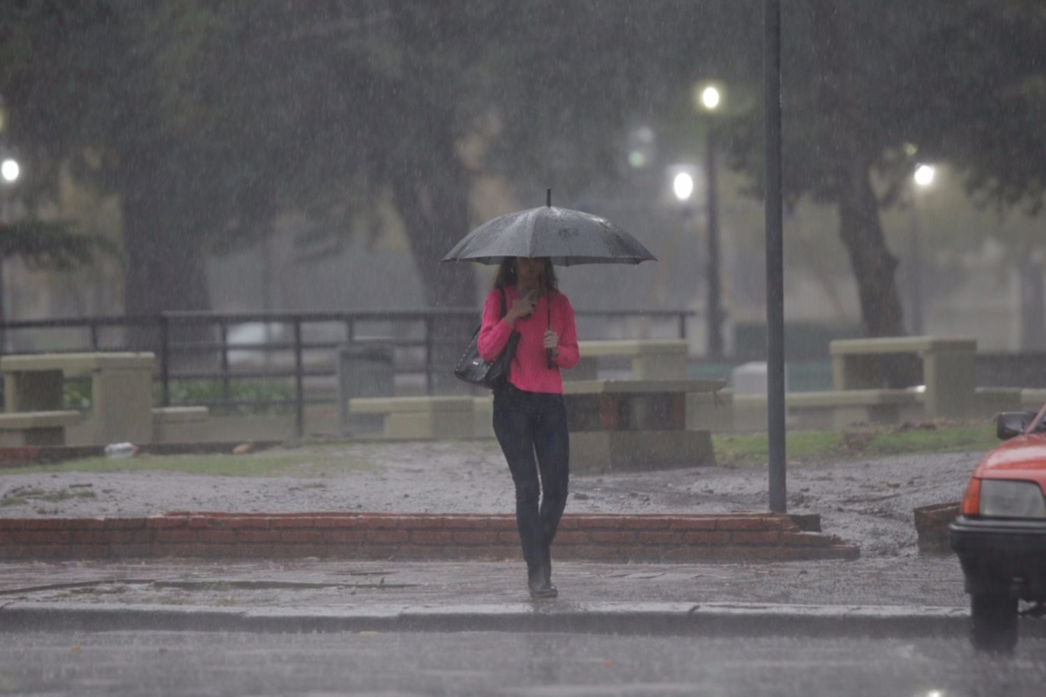 Cielo gris, lluvias y tormentas en el arranque de la semana