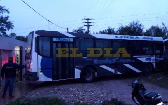 En un micro robado chocó a dos autos y a una casa en Villa Argüello