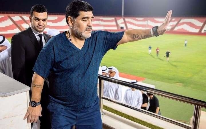 Notoriamente serio, Maradona recorrió su nuevo club