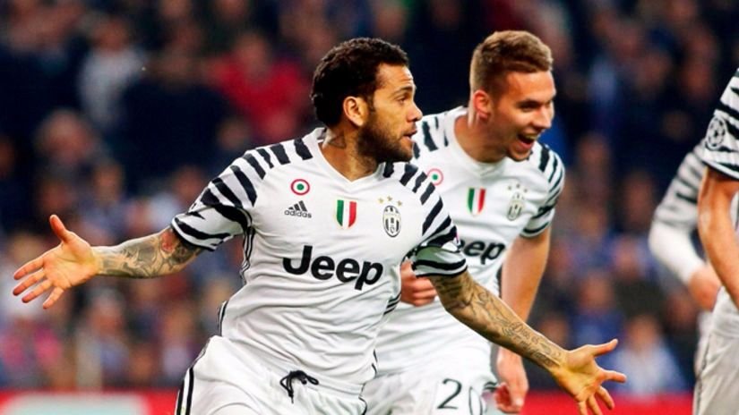 Insólito: futbolista reta a su hija por Twitter por alabar a Dani Alves