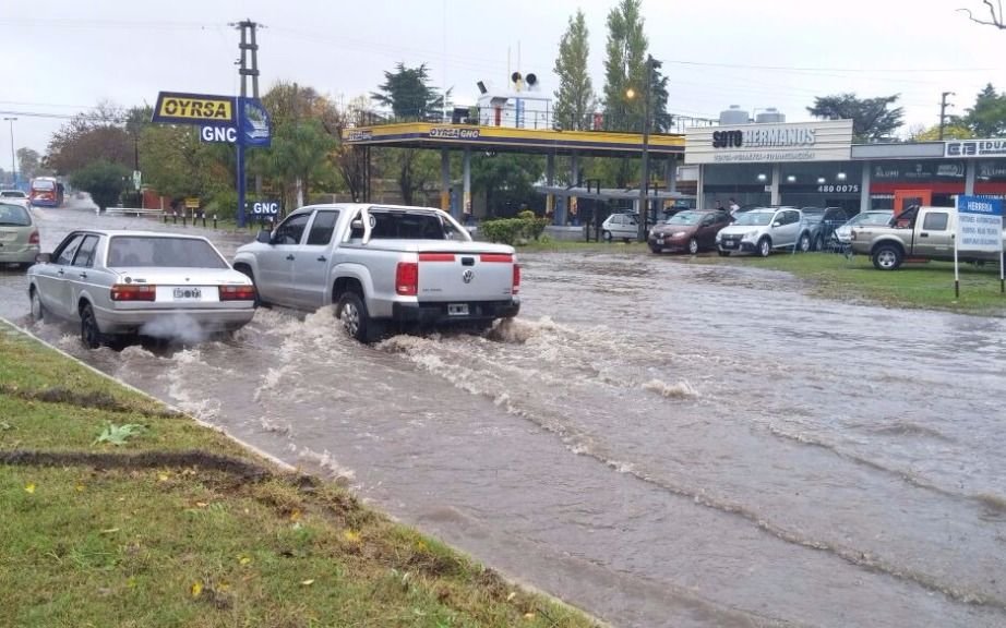 Complicado para circular por el Camino Centenario por el agua acumulada