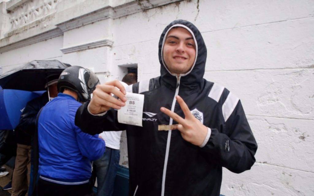 Los socios desafían a la lluvia