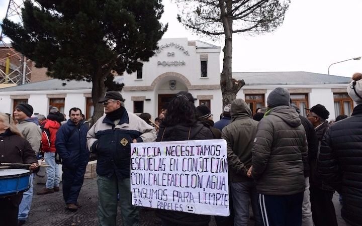 Estatales y jubilados se manifestaron frente a la Gobernación de Santa Cruz