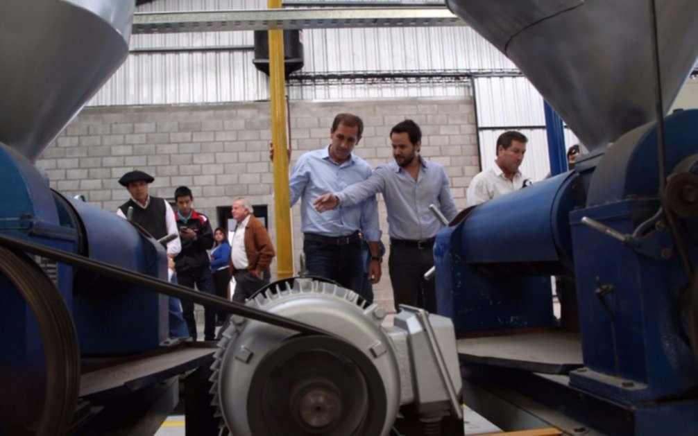 Garro inauguró la primera planta de aceite de soja en la ciudad