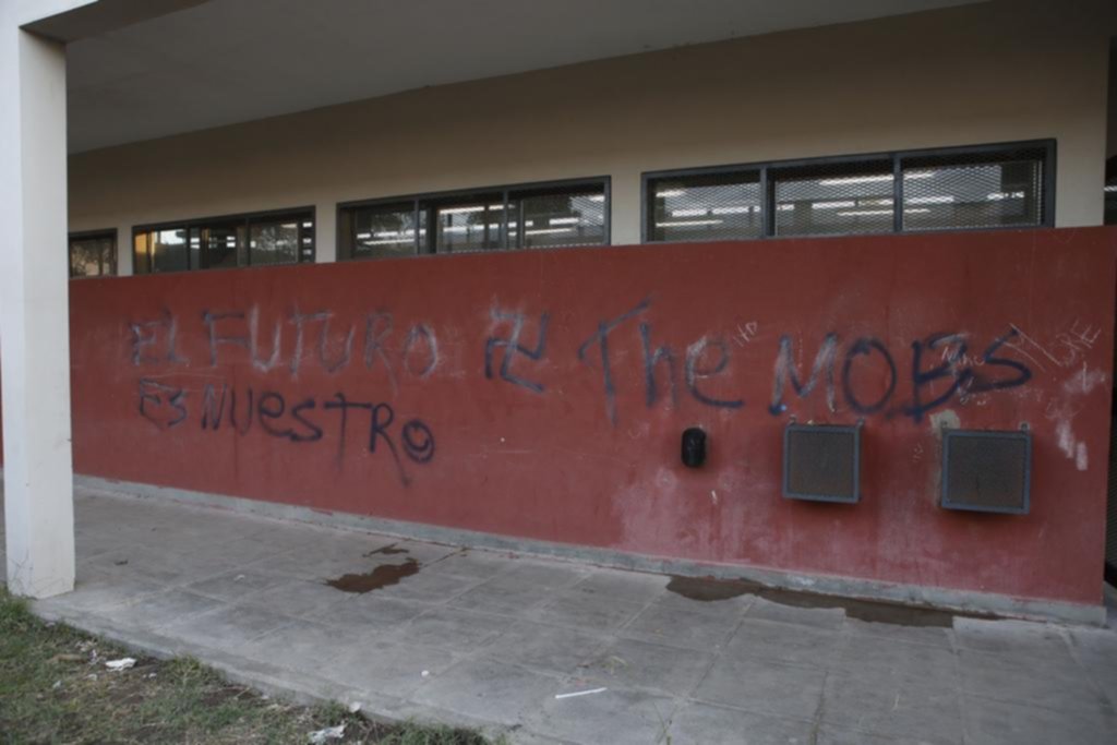 Aparecieron cruces esvásticas y dibujos obscenos en una escuela de Los Hornos