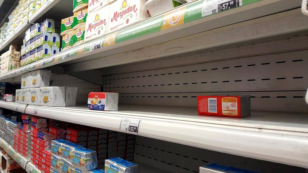 La crisis de los lácteos ya se nota en las góndolas de comercios platenses