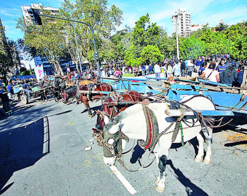 Protesta de cartoneros y enorme caos vial en la zona de la plaza Moreno