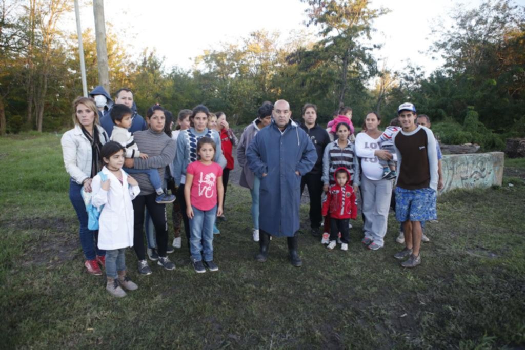 Los vecinos “exploran” un desagüe tapado de basura