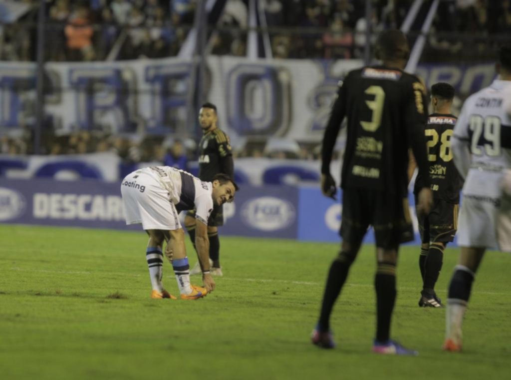 Rinaudo dejó todo en cancha, se lesionó y se perdería el clásico