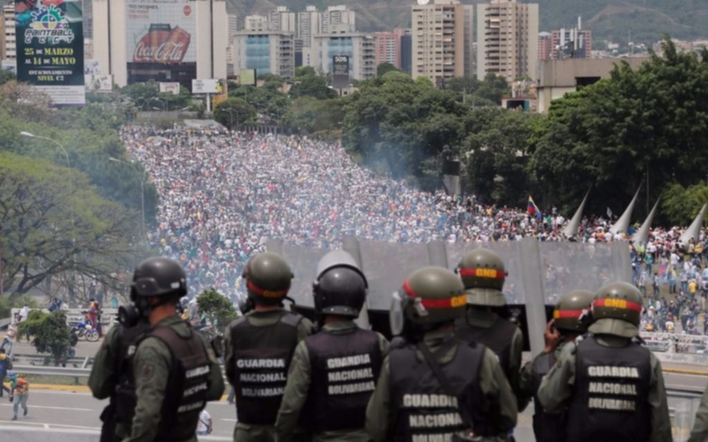 Venezuela: murió otro joven y ya son 42 los fallecidos en protestas antichavistas