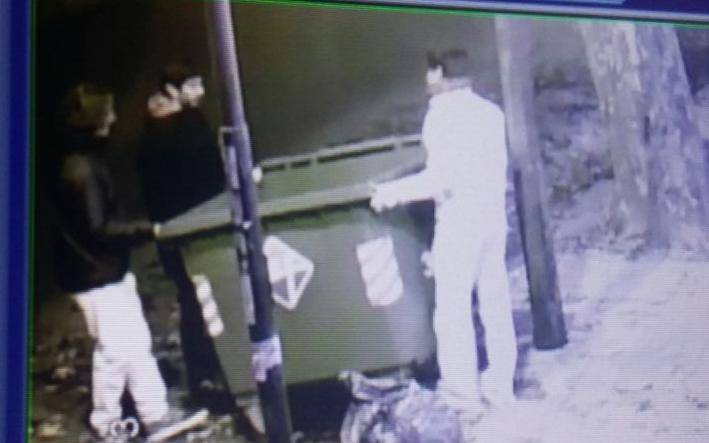 Insólito: tres jóvenes robaron un contenedor de basura en 14 y 57