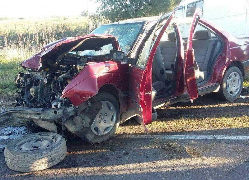 Cuatro personas heridas por un fuerte choque frontal entre un auto y un utilitario en ruta 11